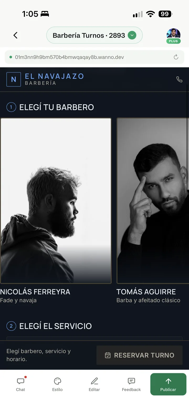 La app con la nueva paleta azul, con nombre y especialidad de cada barbero