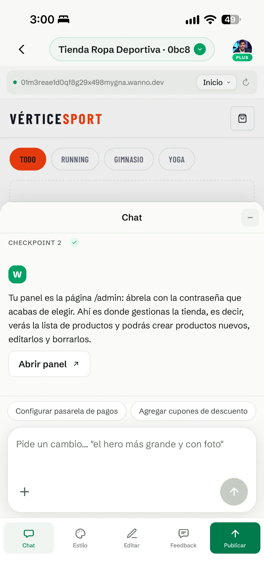 Chat con el aviso del panel en /admin, el botón Abrir panel y las sugerencias