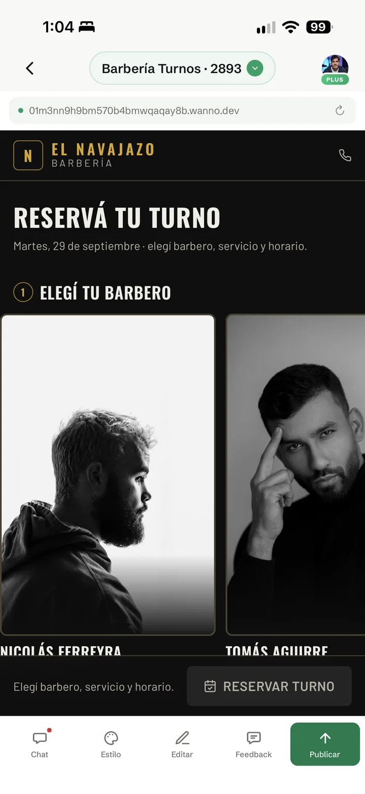 La app de la barbería en negro y dorado, con los barberos en el paso 1