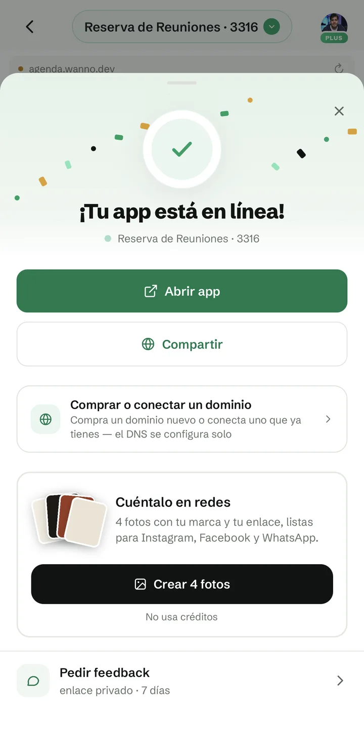 Écran de l'app publiée avec la carte réseaux sociaux et le bouton pour créer 4 photos