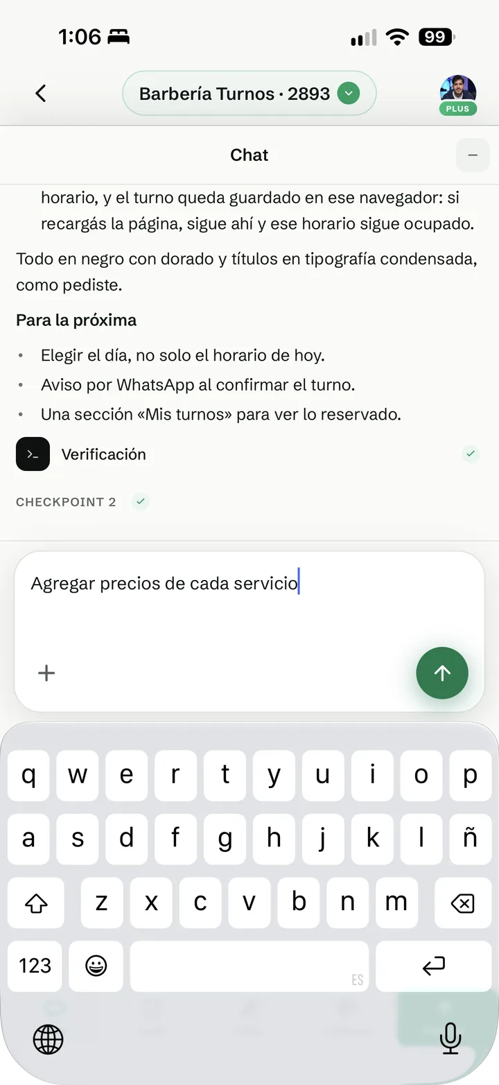Chat con el resumen de la primera versión, las sugerencias y el pedido de agregar precios